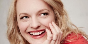 Elisabeth Moss en mode féministe