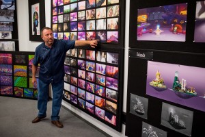 Le chef décorateur Ralph Eggleston devant son color script.