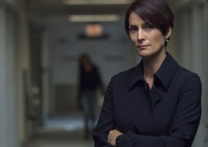 Carrie-Anne Moss alias Jeryn Hogarth