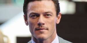 Luke Evans est fasciné par la psychologie criminelle – Interview pour L’Aliéniste