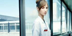 Louise Bourgoin : « J’ai l’impression qu’on m’a espionnée » – Interview pour Hippocrate