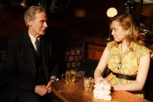 Bill Nighy et Aimee Lou Wood dans Vivre