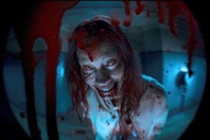 Alyssa Sutherland dans Evil Dead Rise