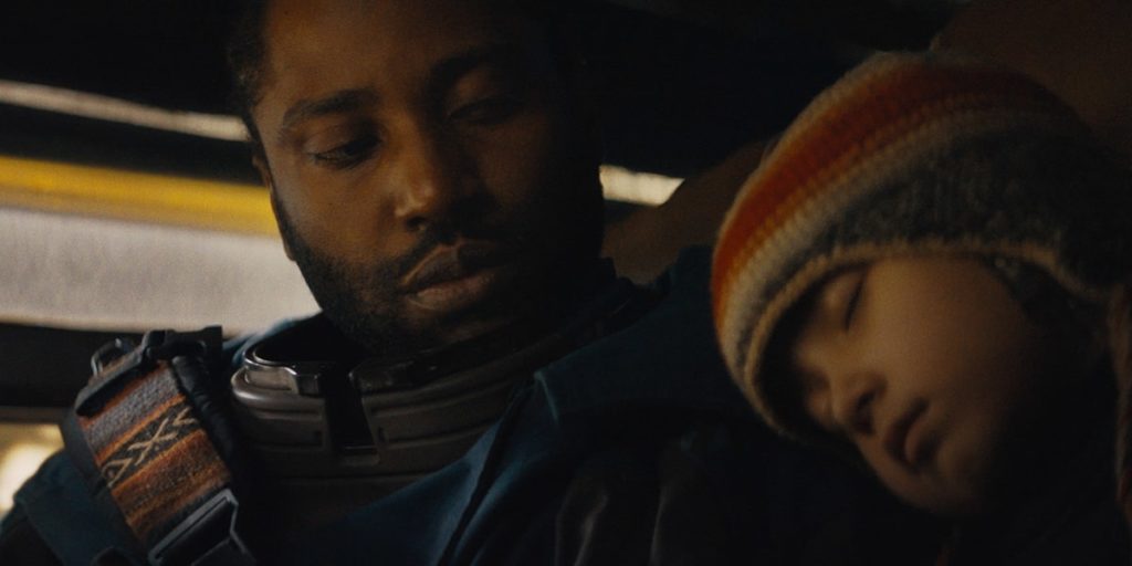 John David Washington et Madeleine Yuna Voyles dans The Creator