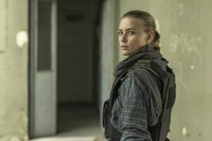 Jeanne Goursaud incarne Vera, une parachutiste allemande