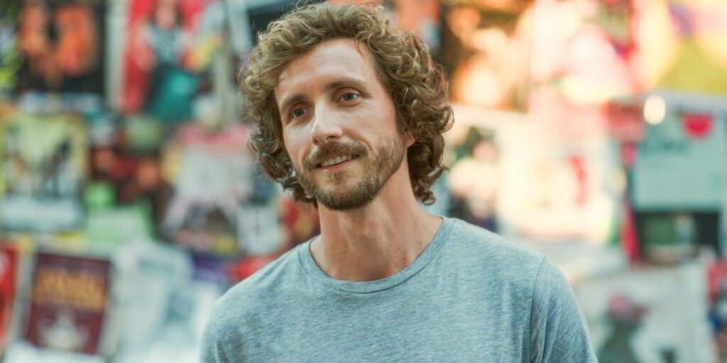 Baptiste Lecaplain tient le rôle principal de la comédie romantique Avignon