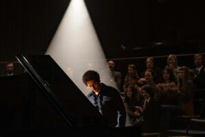 John Magaro incarne Keith Jarrett dans Au rythme de Vera