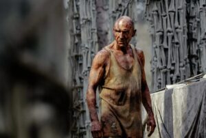 Ralph Fiennes incarne le docteur Kelson dans 28 ans plus tard