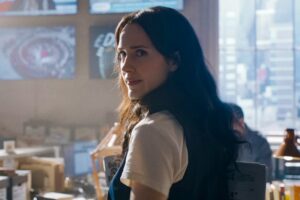 Rachel Brosnahan est Lois Lane dans Superman