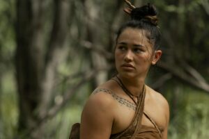 Dans Chief of War, Te Ao o Hinepehinga joue Kupuohi, la femme de Ka’iana (Jason Momoa)